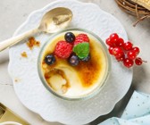 Feine Crème brûlée mit frischen Beeren von REWE Feine Welt