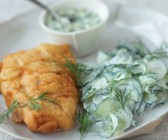 Backfisch mit Gurkensalat