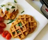 Herzhafte Süßkartoffelwaffeln mit pochiertem Ei