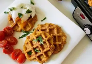 Herzhafte Süßkartoffelwaffeln mit pochiertem Ei