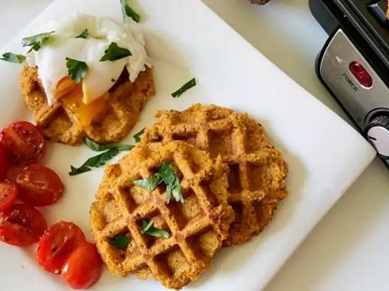 Herzhafte Süßkartoffelwaffeln mit pochiertem Ei