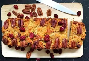 Süßkartoffelkuchen mit Cranberries und Pekannüssen
