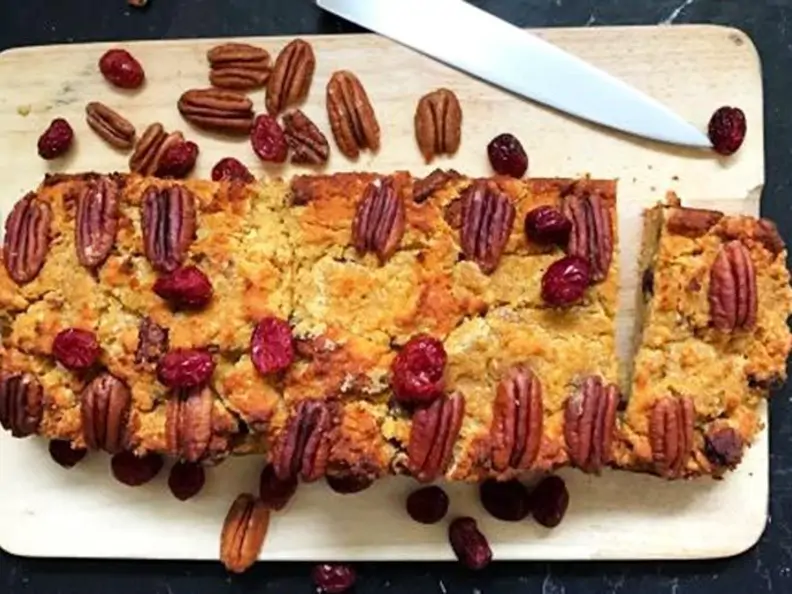 Süßkartoffelkuchen mit Cranberries und Pekannüssen