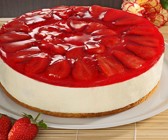Windbeuteltorte mit Eierlikör und frischen Erdbeeren
