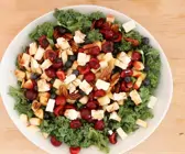 Bunter Salat mit Kirschen und Feta in einer Salatschale