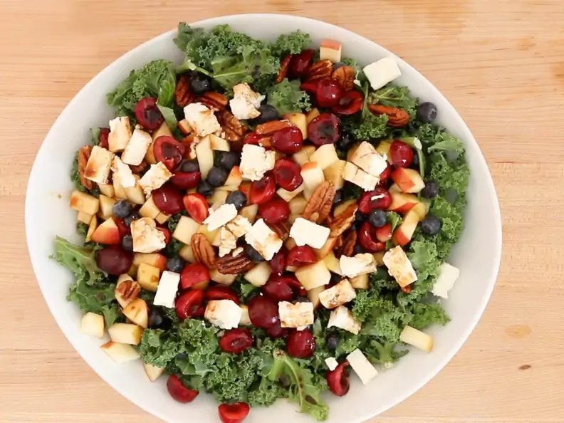 Bunter Salat mit Kirschen und Feta in einer Salatschale
