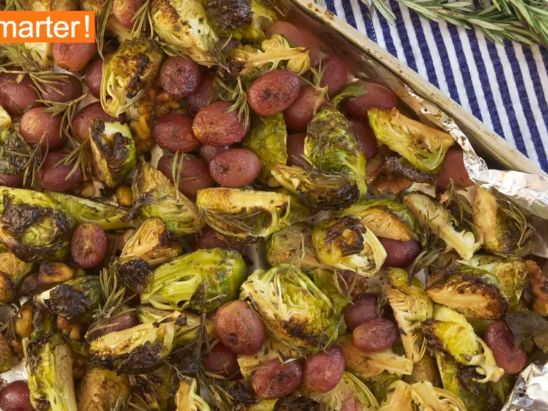 Gebackener Rosenkohl mit Trauben und Walnüssen