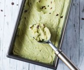 Avocado-Minz-Eis mit Schokolade