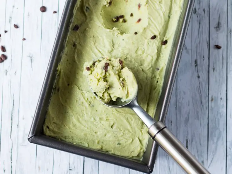 Avocado-Minz-Eis mit Schokolade