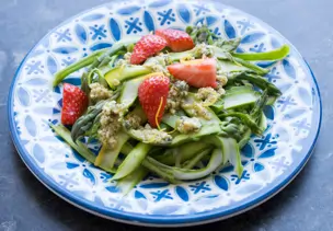 Erdbeer-Spargel-Salat mit Nusspesto