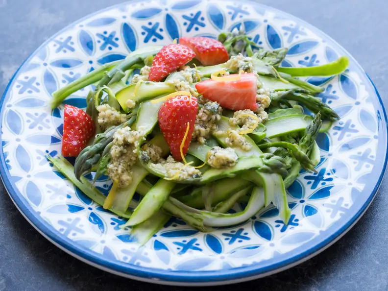 Erdbeer-Spargel-Salat mit Nusspesto