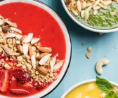 Rote Smoothie-Bowl mit Erdbeeren