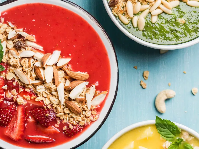 Rote Smoothie-Bowl mit Erdbeeren