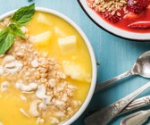 Gelbe Smoothie-Bowl mit Mango
