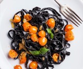 Schwarze Nudeln mit gelben Tomaten für den Thermomix®