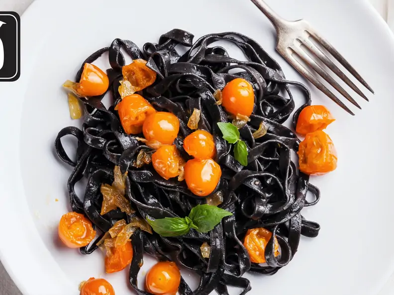 Schwarze Nudeln mit gelben Tomaten für den Thermomix