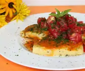 Polentaschnitten mit Tomatensalat