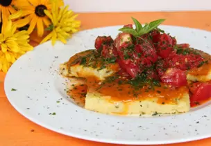 Polentaschnitten mit Tomatensalat