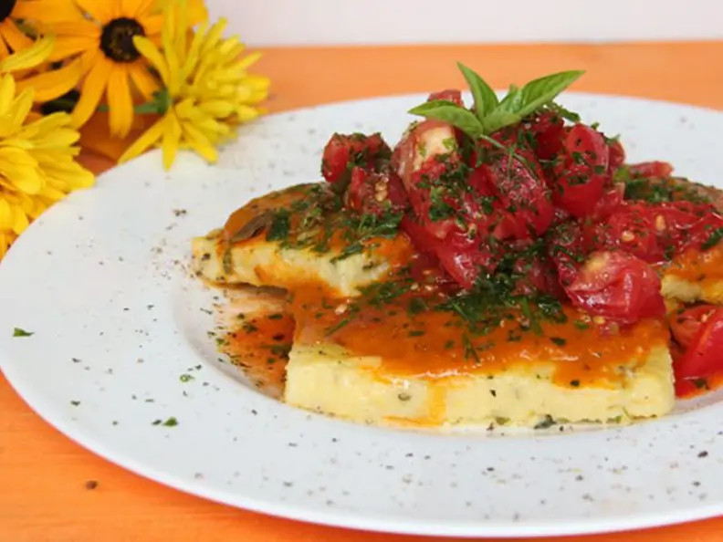 Polentaschnitten mit Tomatensalat