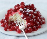 Biskuit-Törtchen mit Mascarpone-Creme und Johannisbeeren