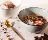 Quinoa-Frühstück mit Schokolade und Kokos