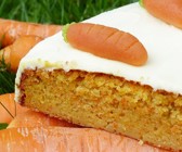 Vollwert-Möhrenkuchen mit Quarktopping