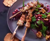Rotkohlsalat mit Hähnchenspießen