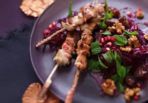 Rotkohlsalat mit Hähnchenspießen