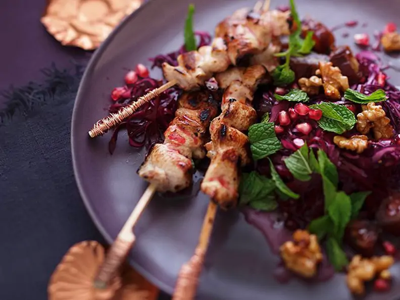 Rotkohlsalat mit Hähnchenspießen