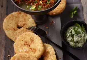 Sellerieschnitzel mit Minzequark und roten Linsen