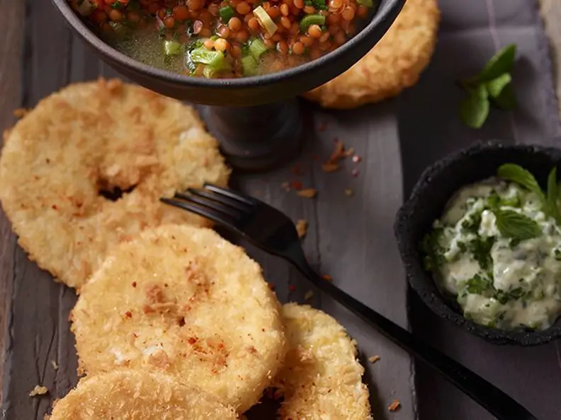 Sellerieschnitzel mit Minzequark und roten Linsen