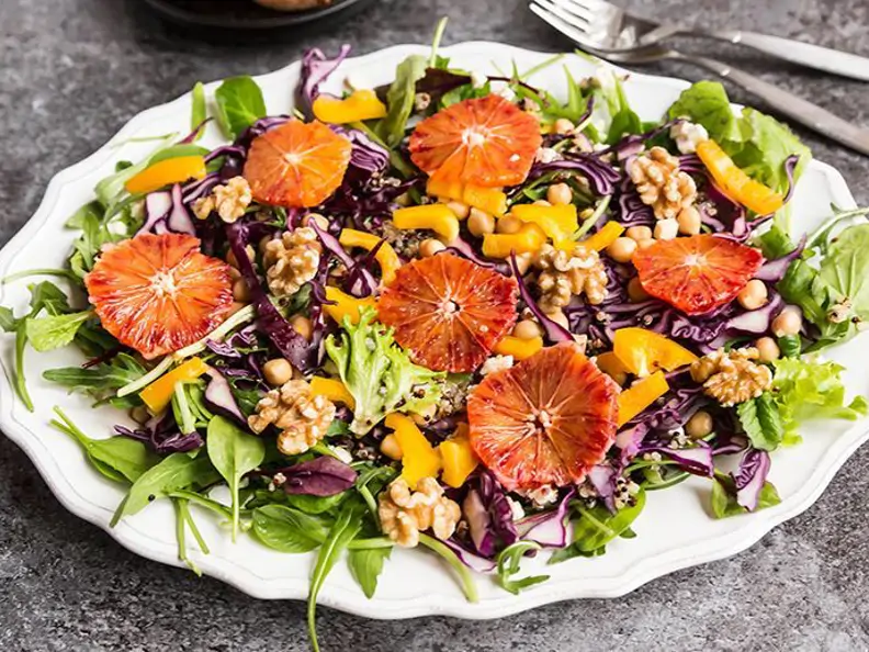 Bunte Rohkost-Salatplatte