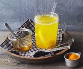Ingwer-Kurkuma-Tee mit Zitrone