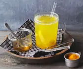 Ingwer-Kurkuma-Tee mit Zitrone