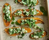 Süßkartoffel-Toasts mit Minze-Erbsen-Frischkäse