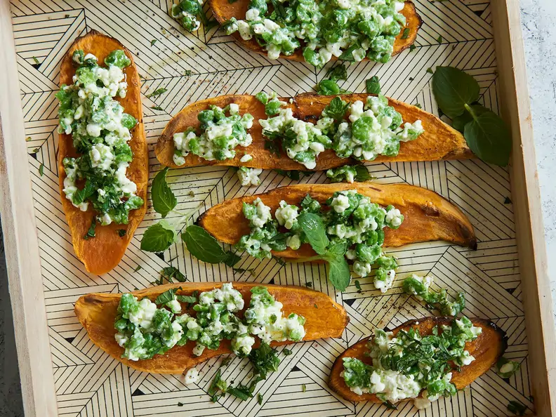 Süßkartoffel-Toasts mit Minze-Erbsen-Frischkäse