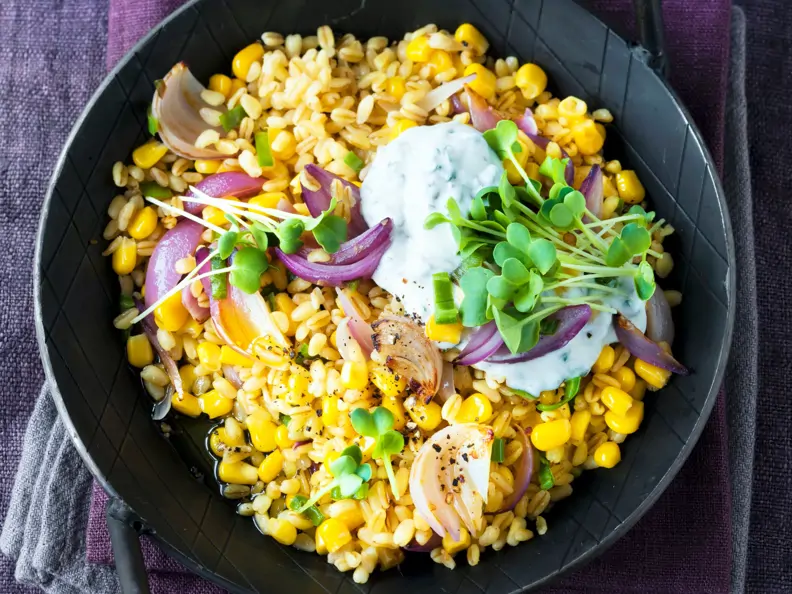 Getreidepfanne mit Skyr-Dip