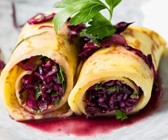 Pfannkuchenröllchen mit Rotkohlsalat