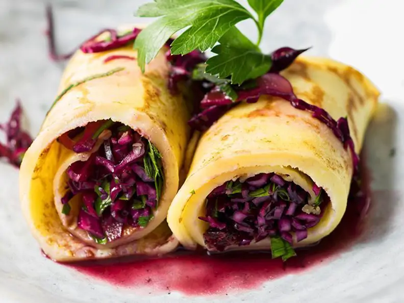 Pfannkuchenröllchen mit Rotkohlsalat