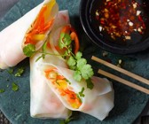 Vietnamesische Rollen mit Gemüsefüllung