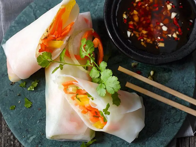 Vietnamesische Rollen mit Gemüsefüllung