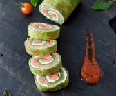 Gefüllte Basilikum-Crêperolle mit Räucherlachs