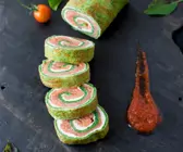 Gefüllte Basilikum-Crêperolle mit Räucherlachs