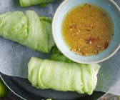 Salatrollen mit Ingwer-Dip