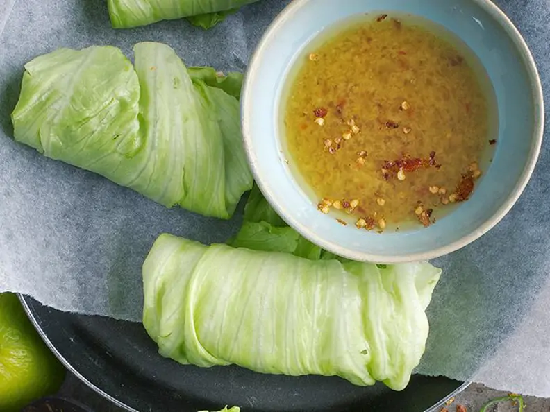 Salatrollen mit Ingwer-Dip