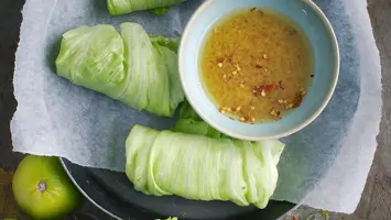 Salatrollen mit Ingwer-Dip