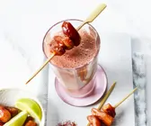 Schoko-Kokos-Drink mit Dattelspieß