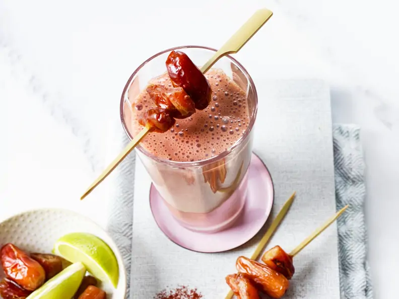 Schoko-Kokos-Drink mit Dattelspieß