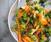 Möhren-Zucchini-Salat mit Blaubeeren