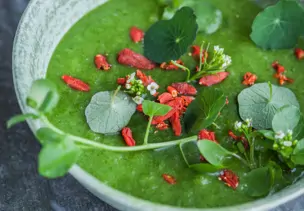 Herzhafte grüne Smoothie-Bowl